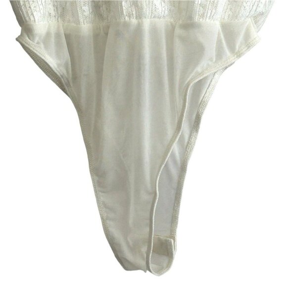 ASTR the LABEL Ivory Textured Short Sleeve Wrap V-Neck Thong Bodysuit Small - Picture 11 of 13